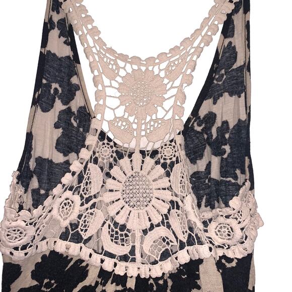 Floral Tank w/ Crochet Detail Back, Halter Tank Top, M, Black, Cream, Flower - Picture 2 of 4